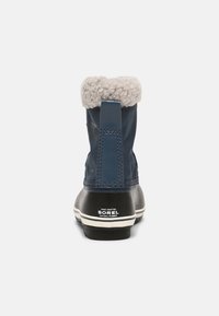Botas impermeáveis de marinha com um punho de pelagem cinza macia, sola de borracha e faixa branca em contraste, apresentando um logotipo no calcanhar traseiro.