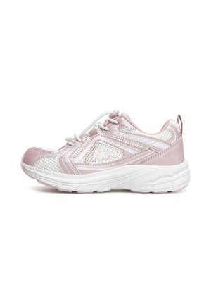 Lyserød og hvid atletiksneaker med netpaneler, tyk hvid sål, elastiske snørebånd uden bindning og trækflap ved hælen.