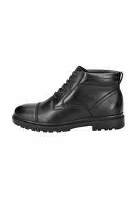 Botas de tobillo de cuero negro con textura suave, puntera redondeada, cordones en la parte frontal y suela de goma. Presenta detalles de costura y una tira de agarre.