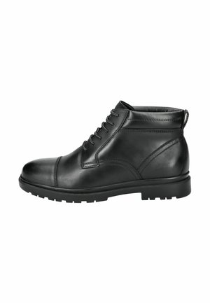 Botas de tobillo de cuero negro con textura suave, puntera redondeada, cordones en la parte frontal y suela de goma. Presenta detalles de costura y una tira de agarre.