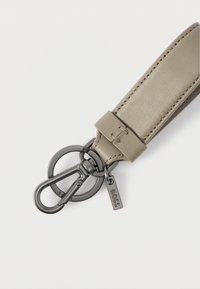 Δερμάτινο λουράκι σε απαλό γκρι χρώμα με απαλή υφή, που διαθέτει μεταλλικό κλιπ και κρίκο, σημαδεμένο με ετικέτα "BOSS".