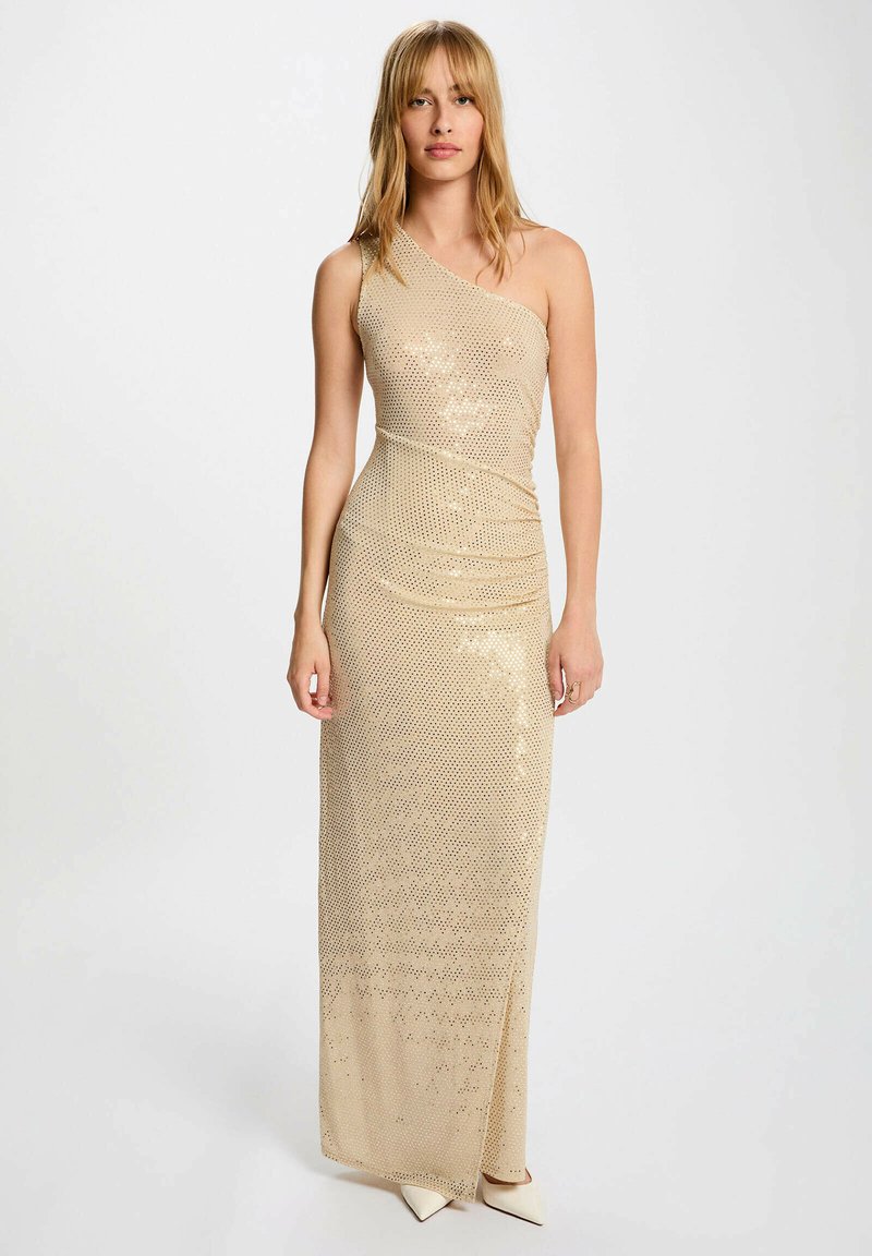 Abito dorato in paillettes con design a spalla unica, silhouette aderente, lungo fino al pavimento, tessuto testurizzato, drappeggio asimmetrico e spacco alto fino alla coscia.