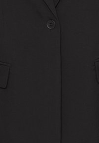 Blazer noir avec une fermeture à un seul bouton, des revers crantés, un tissu texturé et deux poches avant. Design classique et minimaliste.