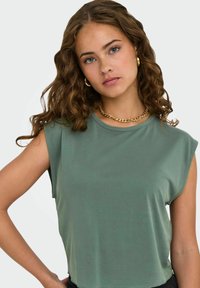 ONLY NORMAL GESCHNITTEN U-BOOT AUSSCHNITT  - Camiseta básica - laurel wreath