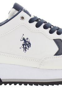 Vita lädersneakers med marinblå detaljer, prydda med en logotyp av två polospelare. Strukturerad sula och runda skosnören. Dämpad krage.