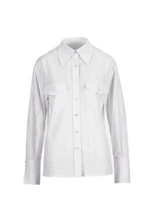Hvid langærmet skjorte med knapper og spids krave samt to brystlommer med klap, vist mod en ens hvid baggrund.