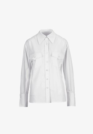 Biela košeľa s dlhými rukávmi na zapínanie na gombíky, s ostrým golierom a dvoma náprsnými vreckami s klapkami, zobrazená na jednoliatom bielom pozadí.