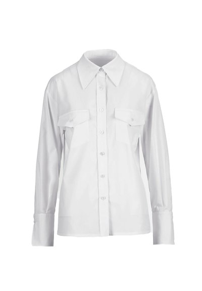 Chemise blanche à manches longues avec col pointu et deux poches à rabat sur la poitrine, présentée sur un fond blanc uni.