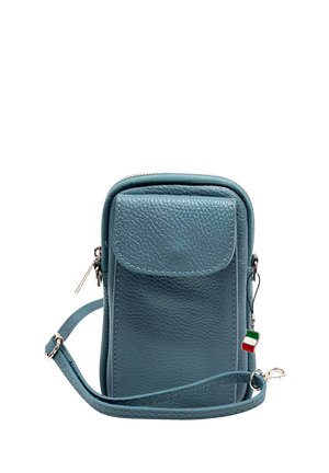 Sac bandoulière en cuir bleu avec une finition texturée. Comprend une poche à rabat à l'avant, une fermeture éclair et une bandoulière réglable.