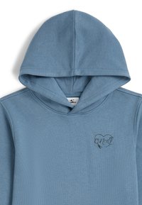 Sudadera con capucha azul hecha de un tejido suave. Presenta un logo en forma de corazón con la palabra "O'Neill" en negro en el pecho. Diseño sencillo.