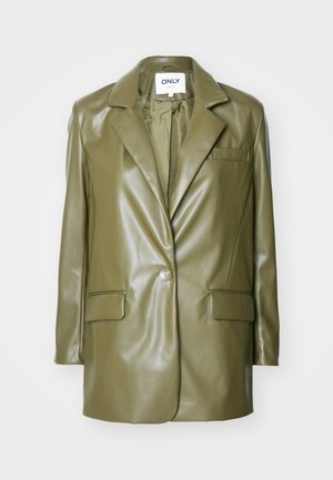 Blazer in ecopelle verde oliva con rever a punta, chiusura a un bottone, due tasche frontali e una texture liscia e raffinata.