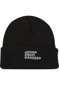 Melnā adīta cepure ar salocītu maliņu un baltu izšūtu tekstu "JUNIOR DISCO MANAGER." Mīksta tekstūra un cieši pieguļošs dizains.