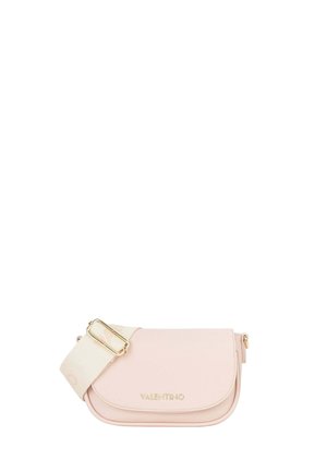 Sac bandoulière Valentino rose clair avec une large bandoulière beige réglable et des finitions en métal doré sur fond blanc.