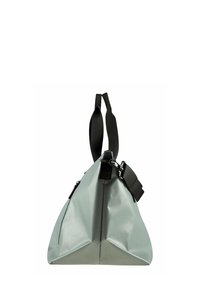 Dreieckige Tasche aus glänzendem, hellgrauem Material, mit schwarzen Trageriemen und Reißverschlussdetails, die ein modernes und minimalistisches Design präsentiert.