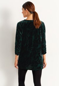 Cellbes of Sweden WITH GATHERED SLEEVE - Tunika - dark green patterned