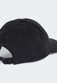 Černá bavlněná kšiltovka s zakřiveným kšiltem, nastavitelným popruhem na zadní straně a vyšívaným logem na boku.