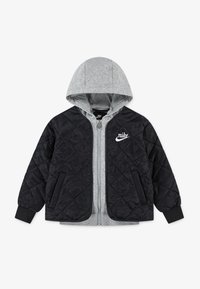 Veste bomber rembourrée avec un extérieur noir matelassé, une doublure à capuche grise et une fermeture éclair à l'avant. Elle dispose de poches latérales et d'un logo blanc sur la poitrine.