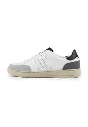 Sneaker bianco in pelle con punta in suede grigia, design a stella perforata sul lato, dettagli neri sul tallone e suola in gomma beige.