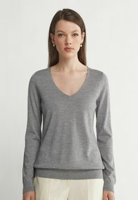 Grauer Pullover mit langen Ärmeln und V-Ausschnitt, geripptem Saum und Bündchen, aus einem weichen, leichten Strickstoff mit glatter Textur.