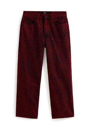 Rote Denim-Jeans mit lockerer Passform, abgenutzter Textur, Fünf-Taschen-Design und Knopfverschluss, mit leicht zulaufenden Beinen.