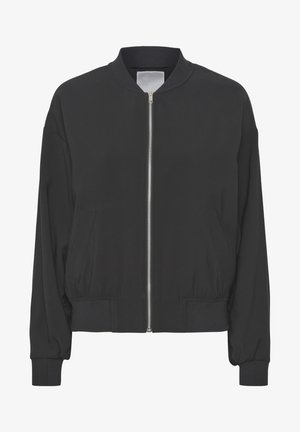 Schwarze Bomberjacke aus glattem Stoff mit einem Frontreißverschluss, gerippten Bündchen und seitlichen Taschen. Einfache, strukturierte Gestaltung.