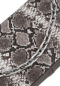 Borsa a pochette grigia con stampa in pelle di serpente, superficie texturizzata e tracolla in argento. Presenta un logo discreto e una forma strutturata.