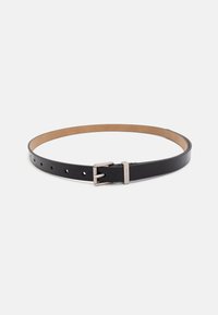 Zwarte lederen riem met een gladde textuur, voorzien van een zilveren metalen gesp en meerdere gaten voor maataanpassing.