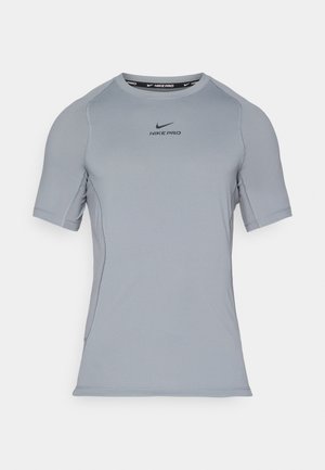 Šedé sportovní tričko s krátkým rukávem vyrobené z hladkého, elastického materiálu. Má kulatý výstřih a černé logo Nike Pro na hrudi.