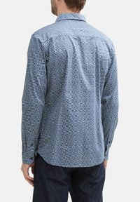 Blauw gepatterneerd overhemd met lange mouwen van lichtgewicht stof. Kenmerkt een klassieke kraag, knoopmanchet en een getailleerde pasvorm.