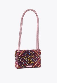 Wielokolorowa torebka z cekinami, z różowym łańcuszkiem, z abstrakcyjnymi wzorami, klapą na zawias oraz małą metką z logo.