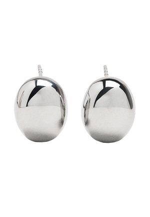Para srebrnych, polerowanych kolczyków w kształcie owalu z refleksyjnymi, gładkimi powierzchniami na białym tle.