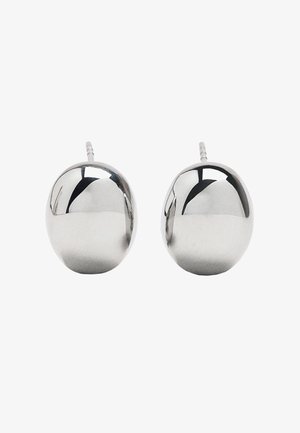 Para srebrnych, polerowanych kolczyków w kształcie owalu z refleksyjnymi, gładkimi powierzchniami na białym tle.