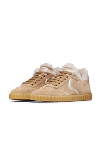 Sneaker in suede beige con fodera in pellame di pecora, suola in gomma testurizzata e accenti metallici sui lati. Caratterizzate da chiusura con lacci e forma arrotondata.