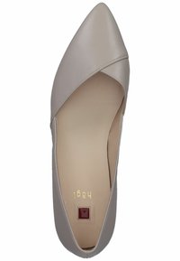 Chaussure plate à bout pointu de couleur beige clair avec un design croisillon. Matériau en cuir lisse avec une doublure intérieure douce et un détail de logo subtil.