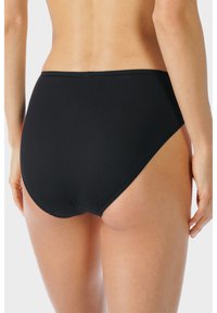 Slip bikini nera a vita alta realizzata in tessuto morbido e elastico, con una finitura liscia, vita elastica e cuciture minime.
