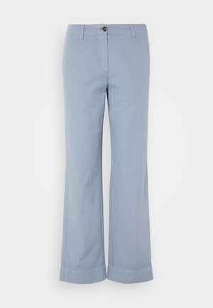 Pantalons en lin bleu clair avec une coupe droite, fermeture à bouton et ourlet retroussé. Texture lisse, conçus pour un port décontracté.
