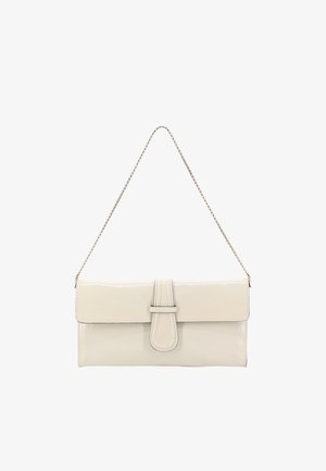 Glänzende, cremefarbene rechteckige Clutch mit vorderem Riemendetail und dünnem silbernen Schulterriemen, gezeigt vor weißem Hintergrund.