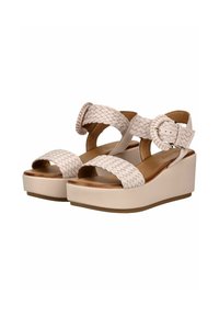 Geweven beige sandalen met brede banden en een ronde gespsluiting, voorzien van een plateauzool voor extra hoogte en een gladde textuur.