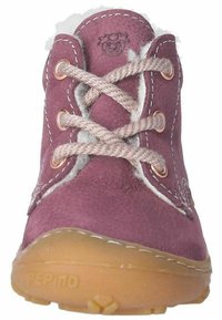 Lila Lederkinderschuh mit beigen Schnürsenkeln und weicher weißer Innenausstattung, ausgestattet mit einer Gummisohle und genähten Akzenten.