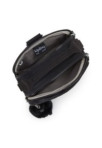 Portafoglio nero con zip, esterno texturizzato, interni chiari, divisori interni e un charm a pom-pom nero morbido attaccato.