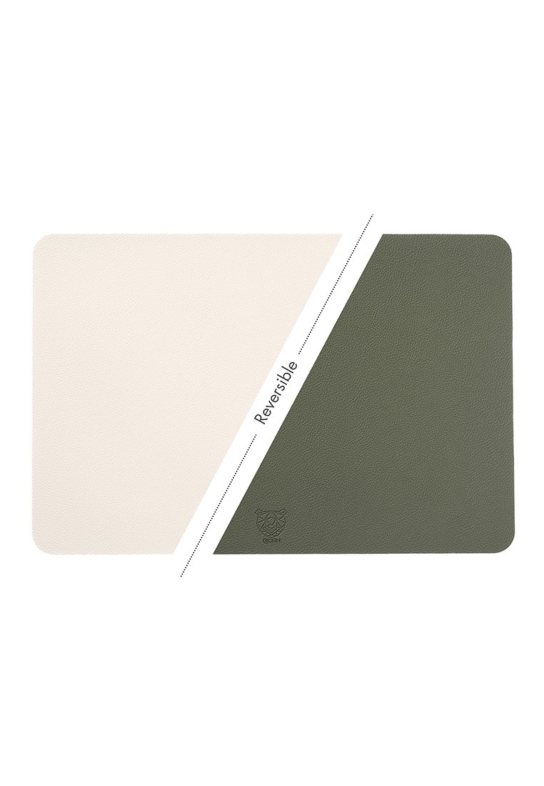 Umkehrbare Schreibtischunterlage mit strukturierten Oberflächen, eine Seite in Off-White und die andere in Olivgrün. Abgerundete Ecken; Logo eingraviert.
