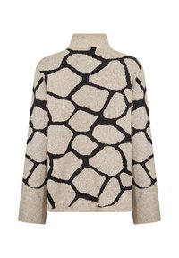 Beiger Pullover mit hohem Kragen, versehen mit einem schwarzen abstrakten Muster, das Steinen ähnelt. Hergestellt aus weichem Strickstoff, mit weiten Ärmeln.