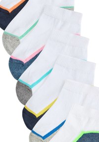 Set di sei paia di calzini bianchi alla caviglia con aree del dito contrassegnate in colori a contrasto: arancione, blu, rosa, verde, giallo e grigio.