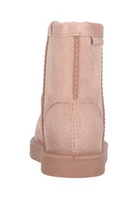 Bottines en daim rose avec une texture lisse, un détail de couture sur le côté et une semelle en caoutchouc solide. La vue arrière montre un design simple et une hauteur basse.