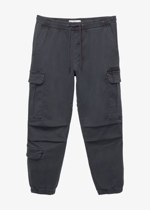 Pantaloni cargo gri cu talie elastică, şnur de ajustare, multiple buzunare şi manşete tapered. Realizați dintr-un material ușor, cu o textură netedă.