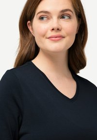 Ulla Popken GRANDES TAILLES - Jednoduché tričko - bleu moyen