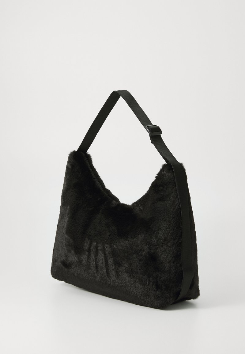 Bolso de hombro de pelo sintético negro con una textura suave, forma semicírculo y correa negra ajustable. Presenta un diseño minimalista.