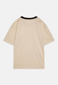 Helle beige Kurzarm-T-Shirt mit schwarzem Kragen. Weicher Stoff, normale Passform und gerader Saum. Keine sichtbaren Logos oder Muster.