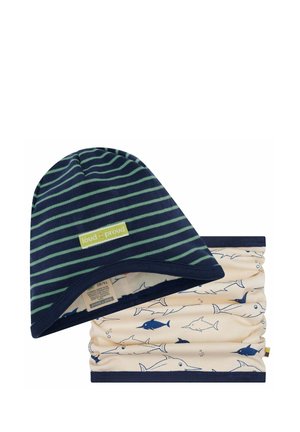 Marineblau-grün gestreifte Mütze mit dem Label „loud + proud“ und cremefarbenem Halswärmer mit marineblauen Fischmustern.