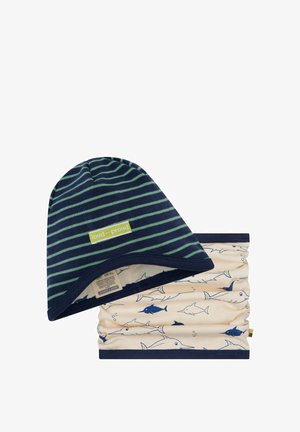 Berretto a righe blu navy e verde con etichetta "loud + proud" e scaldacollo crema con motivi di pesci blu navy.